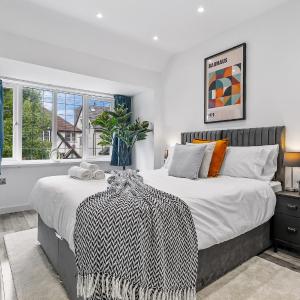 5BR,Fast London commute, Fast Wi-Fi, Free Parking & Garden, Workspace, Designer Outlet, Fine Dining & Amenities nearby, Near Stadium & OVO Arena, Designer Outlet, 4 Tube Stations