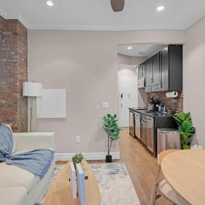 Boutique Style 2BR Haven Sleeps 5 Heart of LES
