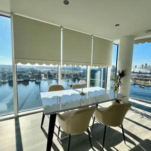 Contractor-Friendly Stay, Walk to Excel, Stunning London Views