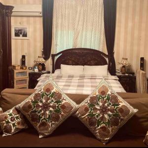 Sunny & Spacious rooms close to the Airport!
