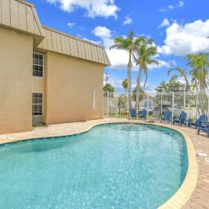 The Village Breeze 8BR with heated Pool, near Beach, 250ft to Siesta Key Village!