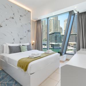 Vacay Lettings - Silverene Marina Retreat - Waterfront Apartment Steps from Marina Mall