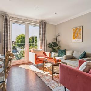 2BR Apt Near Windsor Castle, Free Parking, Balcony - By Tempstay