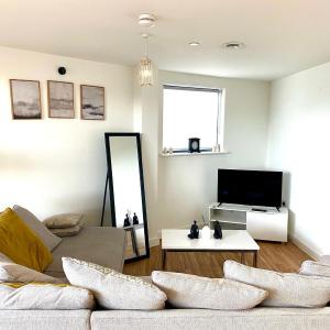 High-rise 2bed with balcony and water view