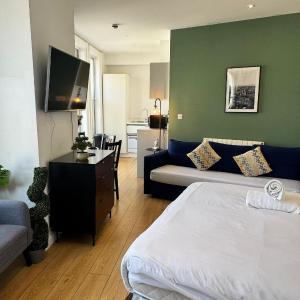 Luxury Group Stay in Piccadilly Sleep 7 VR010