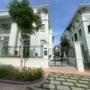 Sunrise Villa bãi Khem - biệt thự 4 phòng ngủ, 5 phòng tắm, thang máy riêng, máy giặt và sấy đồ, bếp với đầy đủ dụng cụ ăn uống, đồ dùng nấu ăn