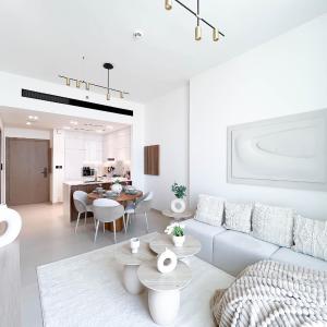 Luxury 1BR l Balcony, Pool, Gym & Prime Location