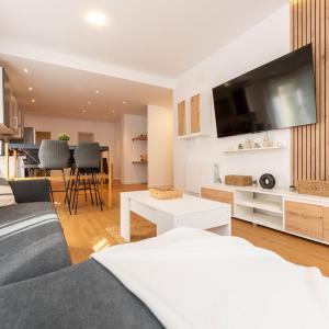 Spacious Deluxe Basement ideal for 8 guests
