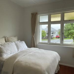 Urban Kingsland Bungalow