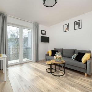 Cosy Apartment with Balcony by Noclegi Renters