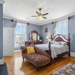 Queen Bed Escape. Near Dining and Main Street