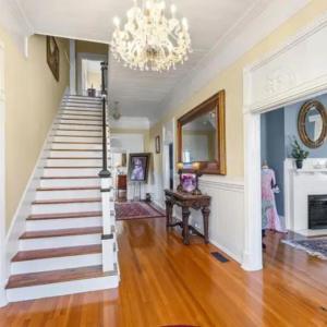 King Suite in Historic District, Downtown Stay