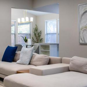 Plush Lux 5 BR in Plano with Gym, Patio, and Turf