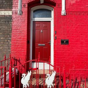 The LFC Red House - Spacious House With 5 Bedrooms, 2 Bathrooms, Street Parking And 1 Minute From The Stadium