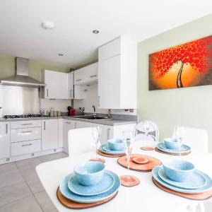 Modern 4-BDR House + Parking | Walk to City Centre