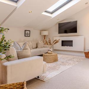 Chic & Stylish 3BR Home by West Kensington Station