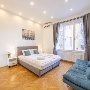 Central n' Sweet 4BEDROOM Suite w' Balcony