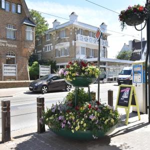 Former hotel in the centre and at 50 metres from the beach in Panne