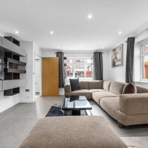 Sleeps 6 Manchester home by City SuperHost