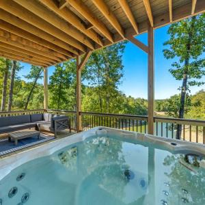 Anchors Retreat - Lakefront Getaway for 14 Guests