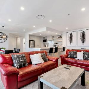 Water Views, Pool & Parking 2-Bed CBD