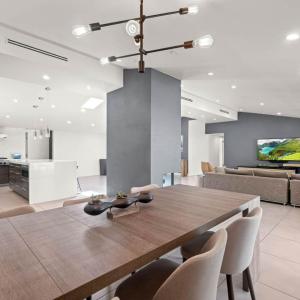 Hillside Modern Retreat with pool BBQ and MORE