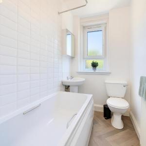 Walk to Hydro and SEC Modern 3BR Free Parking