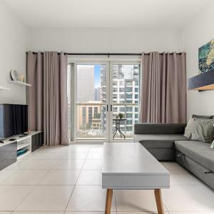 Stylish 1BR - Pool, Gym Access & City Skyline Views near JBR Beach