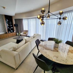 Luxurious 1 bedroom corner unit