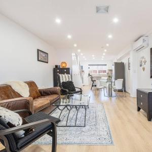 Mia's Place - Victorian Terrace with Modern Comfort