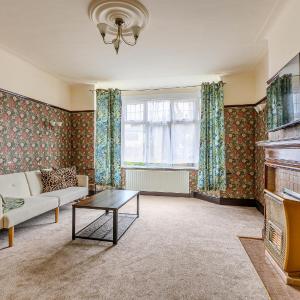 Elegant 3BR House, Garden near Tooting Cmns, South