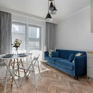 Tasteful Apartment Near Centennial Hall by Noclegi Renters