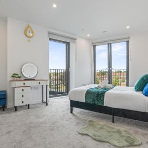 Luxury 3 bedroom with 2 bath at Plaistow opposite of station