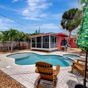 Renovated 3 bedroom bungalow with pool-close to village and beach