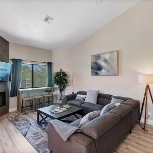Fully Reno Condo Vaulted Ceiling and Tennis U007