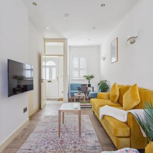 Charming Windsor Cottage, Castle Views, Garden & Walk Everywhere - By Tempstay