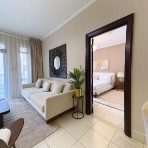 Luxurious 2BR with Balcony - Walk to Dubai Mall, Burj Khalifa view