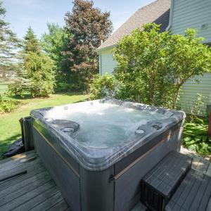 Spacious Country Home, Hot Tub, Fire Pit, Deck