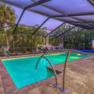 Casa Del Mar - Pet Friendly House on Siesta Key w/ Outdoor Patio & Private Screened-In Heated Pool!