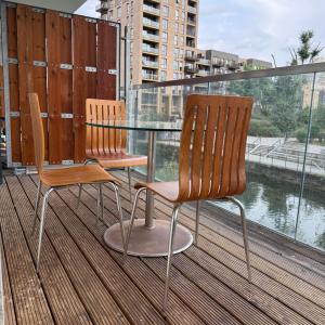 2 bed luxury apartment with balcony Canary Wharf London