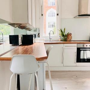 Bright CHISWICK Apartment - Great LOCATION