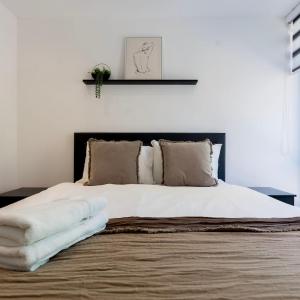 Stylish Modern Apartment by Aldgate East Station 1A