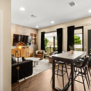 King Bed,Steps To Broadway, Free Garage Parking