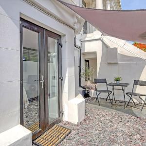 Luxury 1 Bed Apartment with Private Terrace & Parking - Heart of Wanstead Village