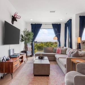 Luxury Riverview Walk to Broadway with Garage and Patio