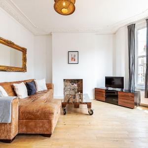 Elegant Queen’s Park Retreat with Balcony