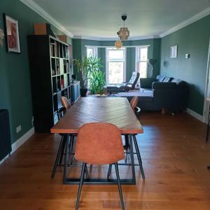 Modern Three-Bedroom Apartment in Leafy West End with Private Parking