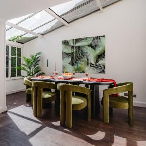 Design Haven! Big Group-Friendly 4BR City Escape in Waterloo's Coolest Corner