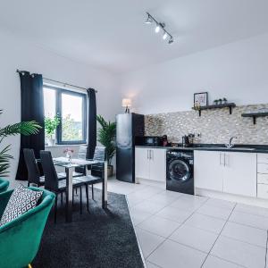 Large flat Salford free parking