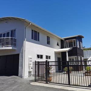 Modern Urban Retreat - 4BR Secure Central Family-friendly